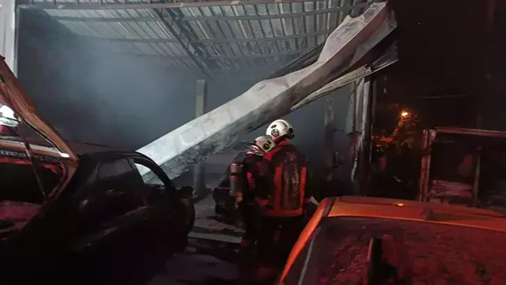 Malatya’da Eşiyle Tartışan Esnaf Öfkelenip İş Yerini Ateşe Verdi: 4 Araç Hasar Gördü