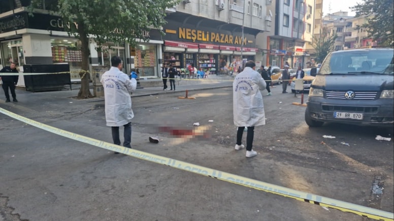 Döner Bıçağıyla Soygun Girişimi: Müdahale Eden Polis Saldırganı Vurarak Durdurdu