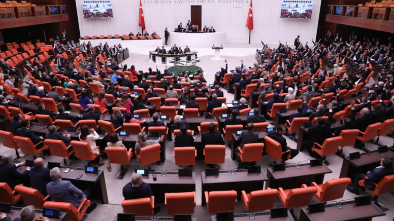 Çalışan ve Gençlere Kötü Haber: AKP ve MHP Oylarıyla Önerge Reddedildi