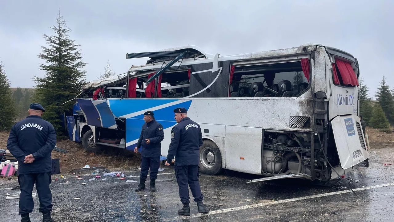 Feci Kaza: Yolcu Otobüsü Devrildi, 1 Ölü, 30 Yaralı!