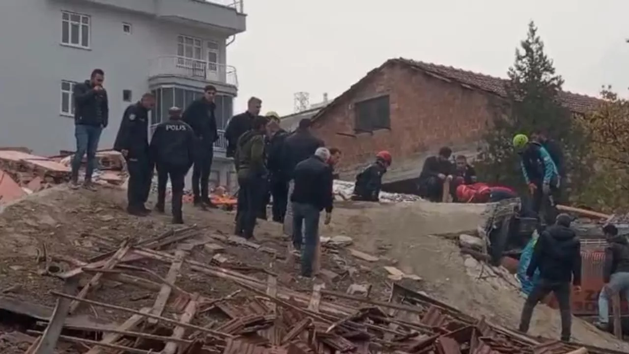 Yıkım Felaketi: Ağır Hasarlı Binada Göçük, Operatör Enkaz Altında!