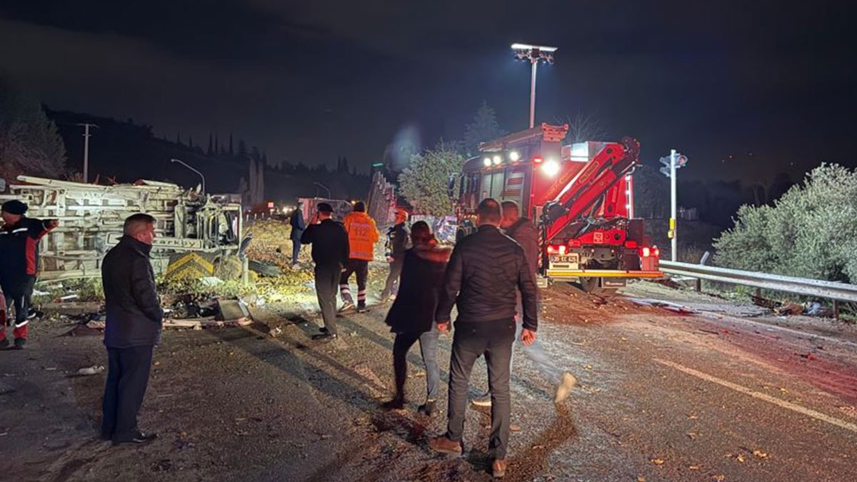 İzmir’de Zincirleme Kazada Kanlı Bilanço: 2 Ölü, 7 Yaralı