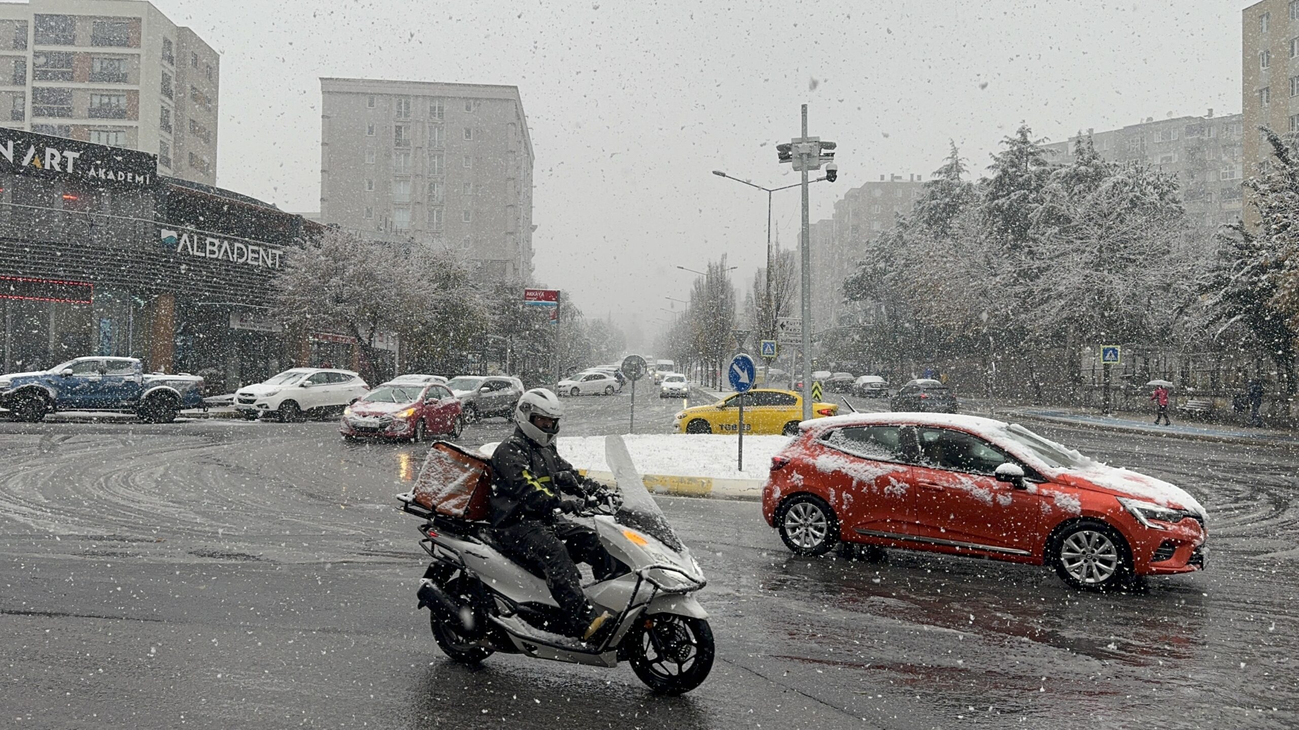 İstanbul’da Mevsimin İlk Kar Yağışı