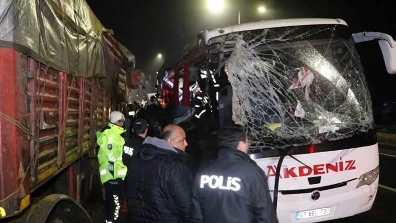 Korkunç Kaza: TIR ile Otobüs Çarpıştı, 1 Ölü 20 Yaralı