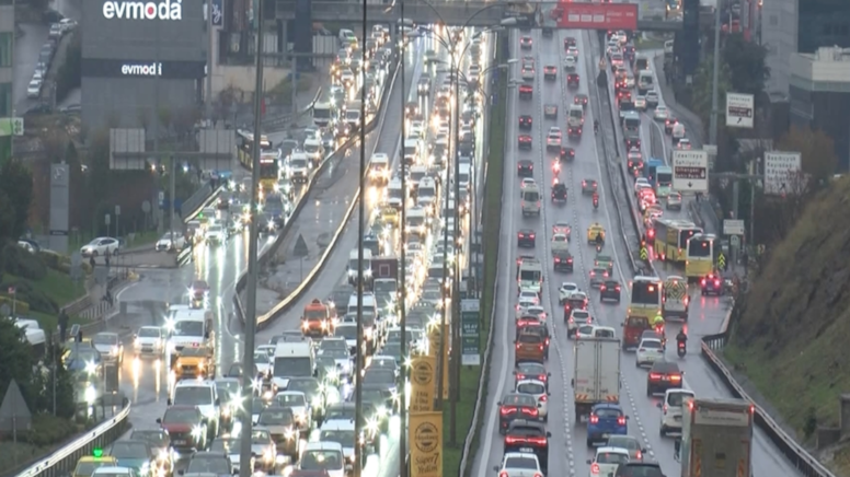 İstanbul’da Yağmur Trafiği Felç Etti: Yoğunluk %78’e Ulaştı