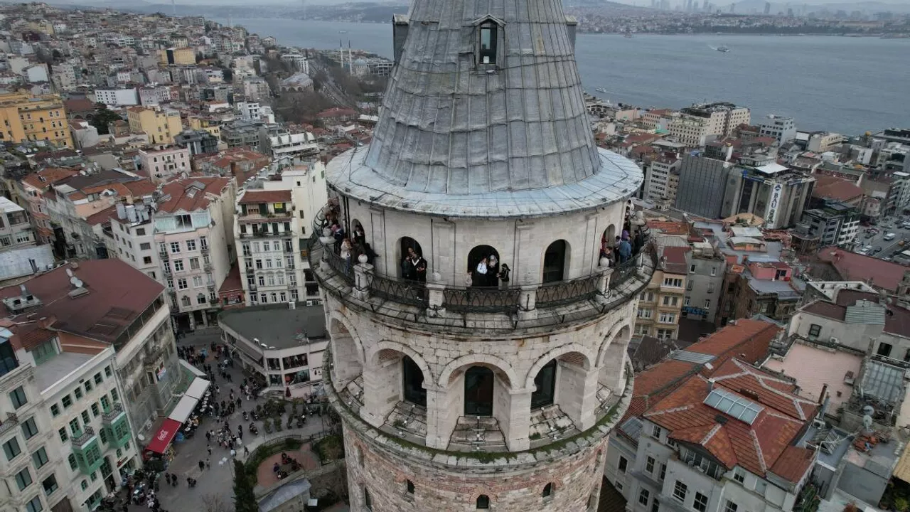 Galata Kulesi’nde Korkunç Kaza: 19 Yaşındaki Genç Düşerek Hayatını Kaybetti