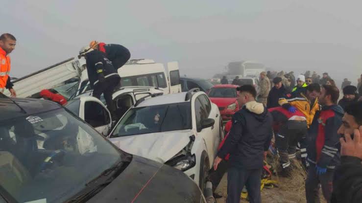 Van’da Zincirleme Felaket: 50 Araç Çarpıştı, 2 Ölü, 40’tan Fazla Yaralı!