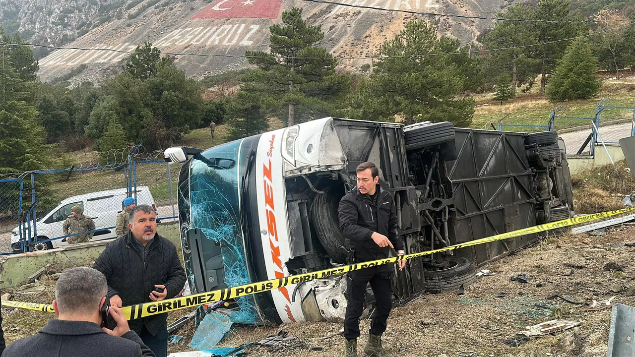 Isparta’da Otobüs Devrildi: 1 Ölü, 18 Yaralı