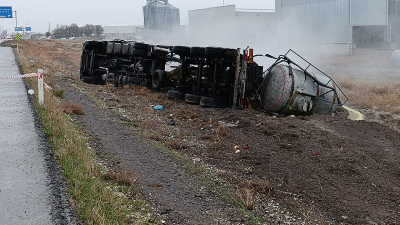 Kimyasal Tanker Devrildi: Sürücü Feci Şekide Can Verdi.Çevre Tehlikeye Girdi!