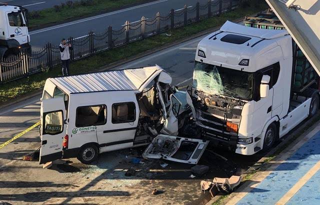 Okul Servisi ve Tır Çarpıştı: 8 Öğrencinin Hayati Tehlikesi Devam Ediyor