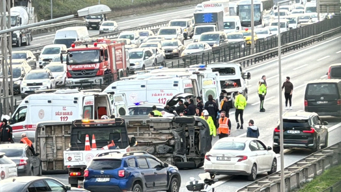 TEM Otoyolu’nda Öğrenci Servisi Devrildi: Yaralılar ve Trafik Yoğunluğu