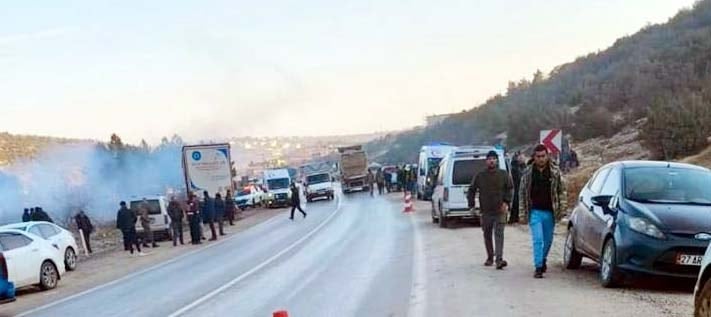 Feci Çarpışma: Minibüs ve TIR Çarpıştı, 2 Ölü, 7 Yaralı