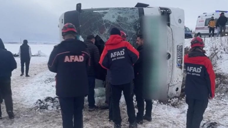 Olumsuz Hava Koşulları Trafiği Felç Ediyor: Bir Otobüs Daha Devrildi, 15 Yaralı