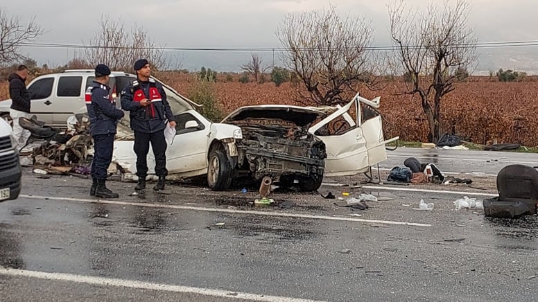 Trafik Canavarı Kol Geziyor: Araçlar Hurdaya Döndü, 1 Ölü, 5 Yaralı