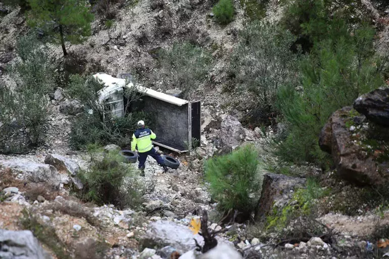 Alanya’da Yoldan çıkan kamyonet 25 metre yuvarlandı: 1 ölü, 1 yaralı