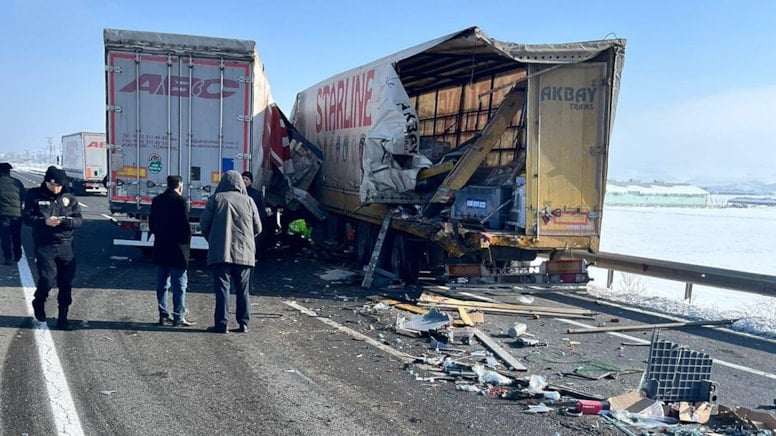 Tırlar Birbirine Girdi: 1 Ölü, 1 Yaralı