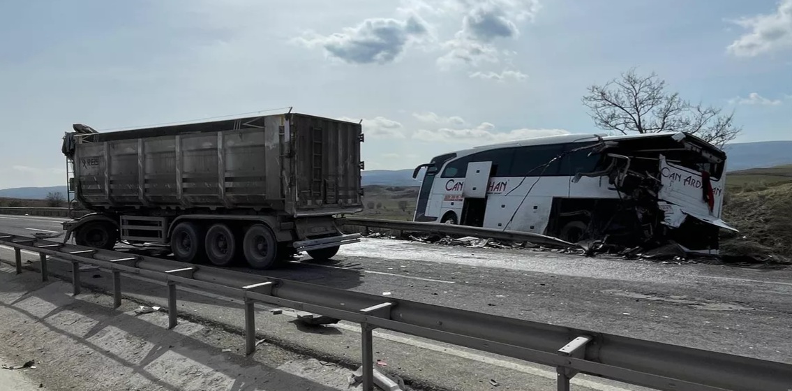 Bozüyük’te Korkunç Kaza: Tır Yolcu Otobüsüne Arkadan Çarptı, Yaralılar Var!