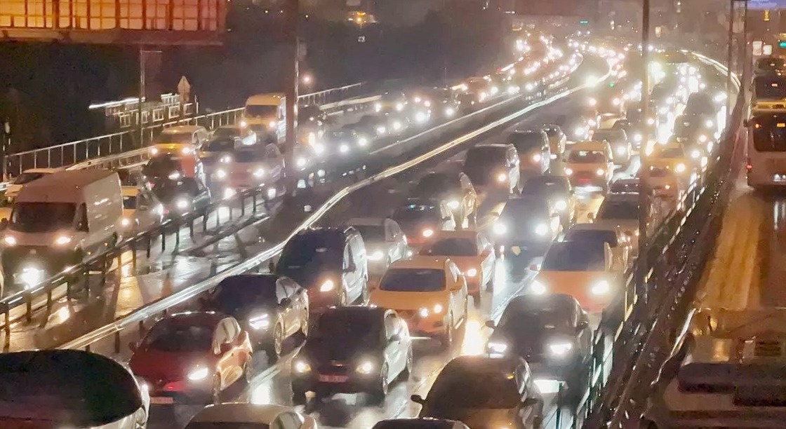 Beyaz Far Yasaklandı: Trafikte Yeni Dönem ve Ağır Cezalar!