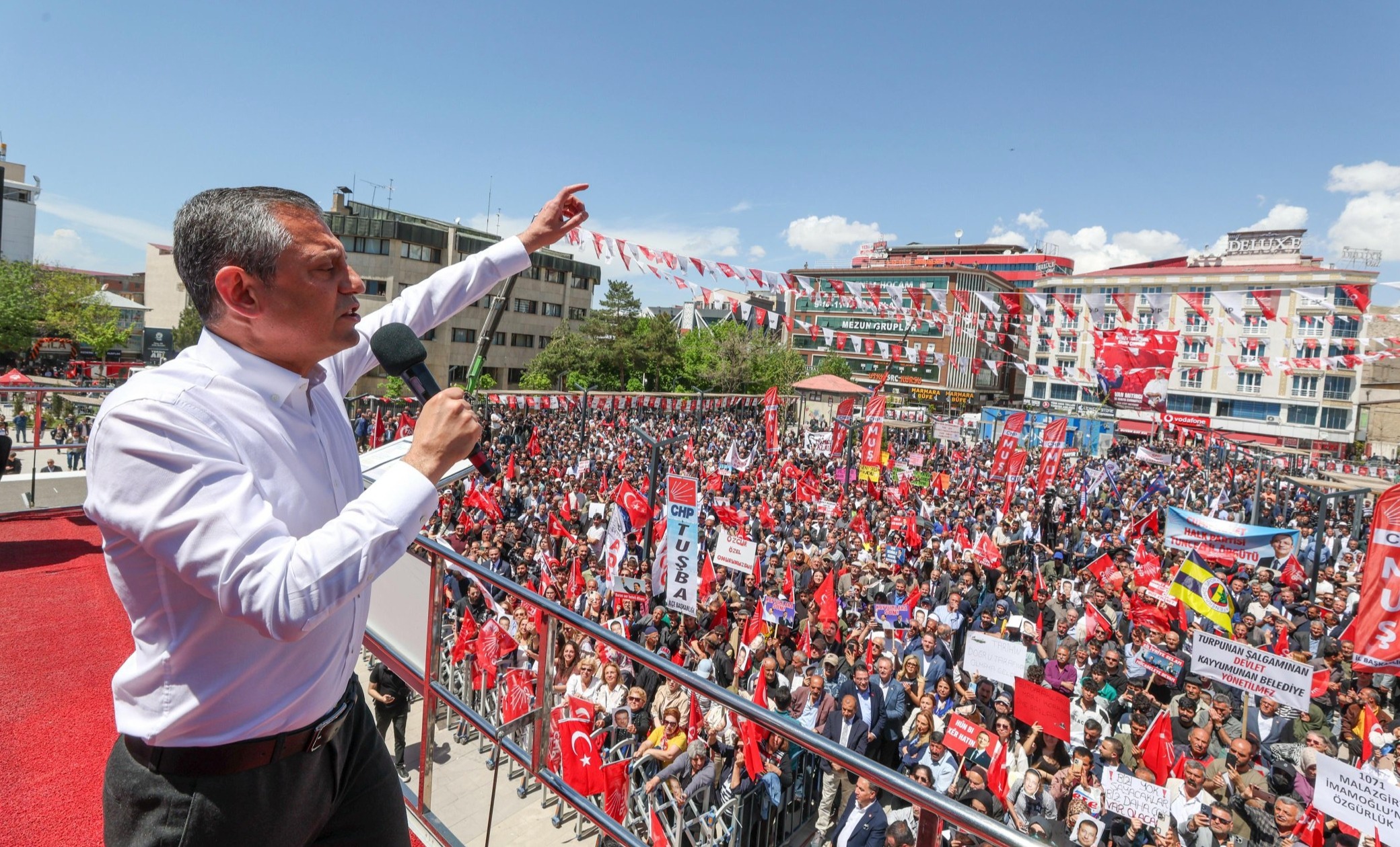 CHP Lideri Özgür Özel’den Van’da Kayyum Tepkisi: “Vali Siyaset Yapamaz!”
